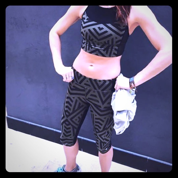 Lululemon chevron shuffle capris size 6 - Picture 3 of 5